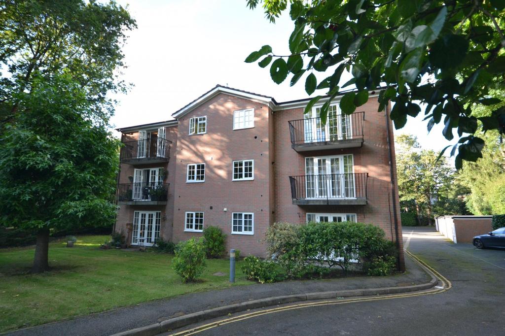 Warren Court, Elgin Road, Weybridge, KT13 2 bed penthouse £1,400 pcm