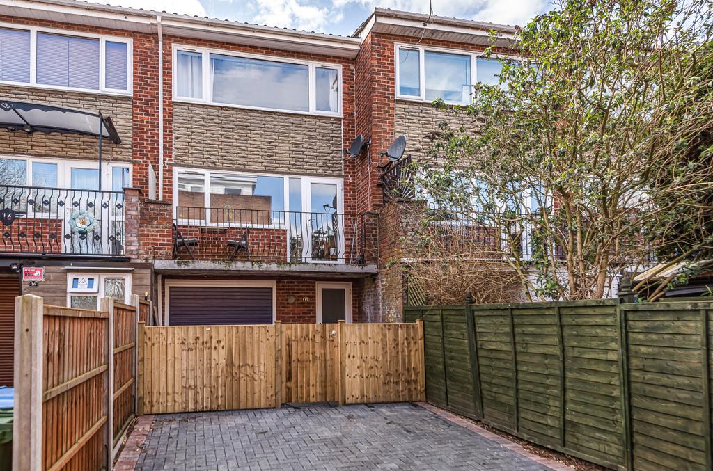 Brook Valley, Southampton, Hampshire, SO16 3 bed terraced house £250,000