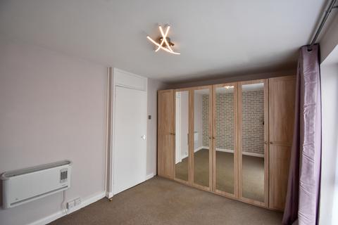 1 bedroom flat to rent, Dellow Close, Ilford IG2