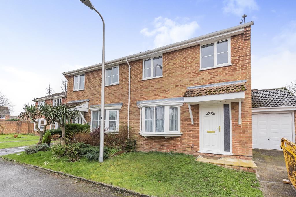 Druce Way, Thatcham, RG19 3 bed semidetached house £350,000