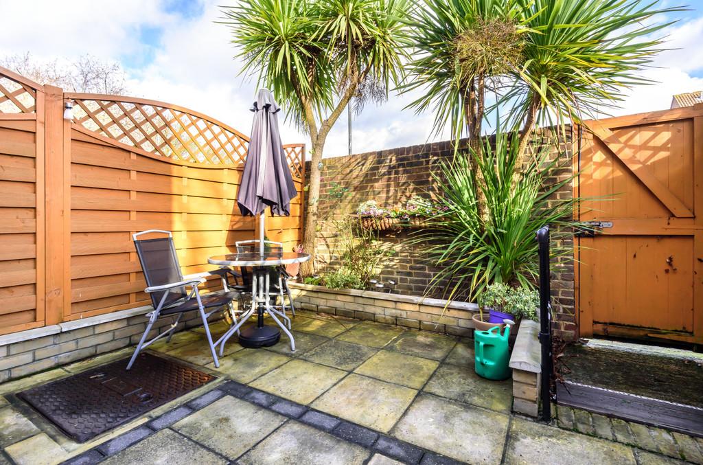 Henry Cooper Way, London, SE9 2 bed terraced house £375,000