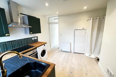 2 bedroom terraced house to rent, Warren Road, East Croydon