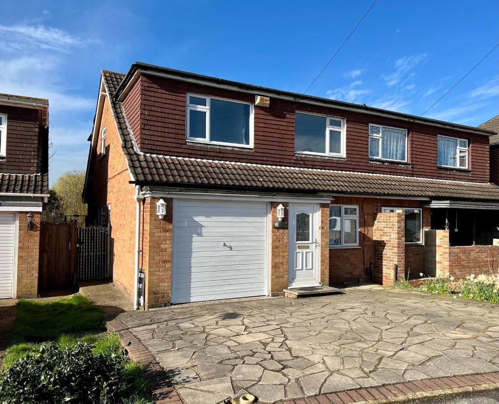 Douglas Avenue, Romford 4 bed semidetached house £1,800 pcm (£415 pw)