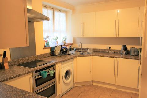 1 bedroom in a flat share to rent, Cahir Street, London, E14