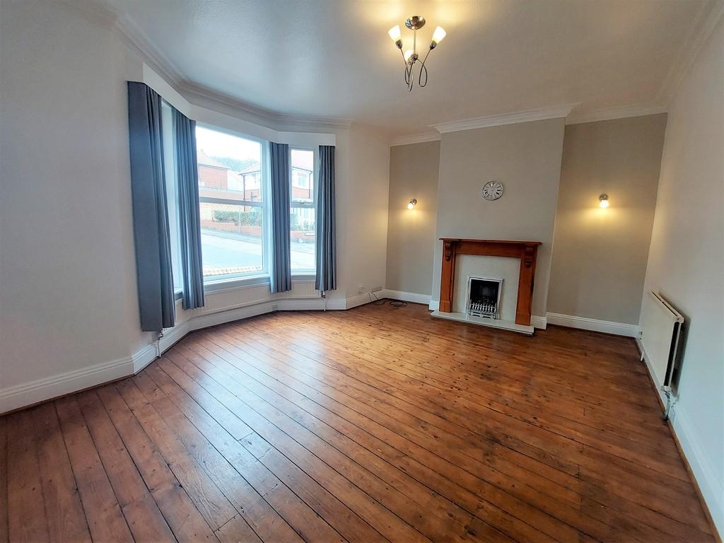 Mayville Avenue, Scarborough 3 bed end of terrace house £900 pcm (£