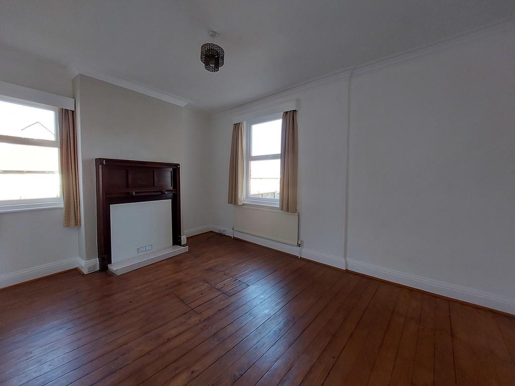 Mayville Avenue, Scarborough 3 bed end of terrace house £900 pcm (£