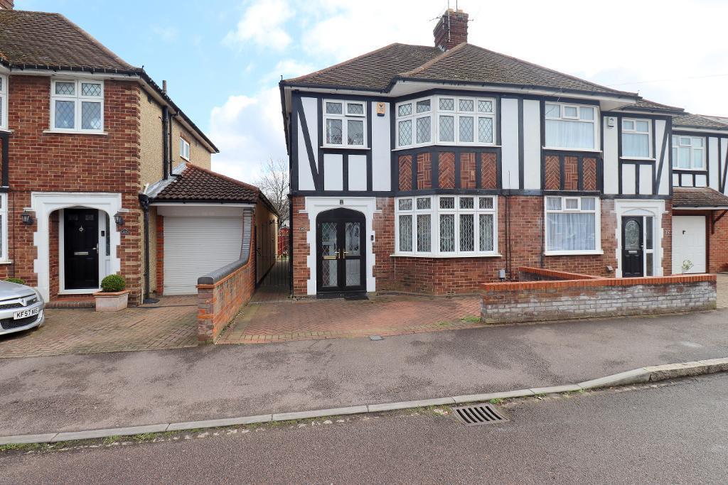 Rosslyn Crescent, Icknield, Luton, Bedfordshire, LU3 2AT 3 bed semi