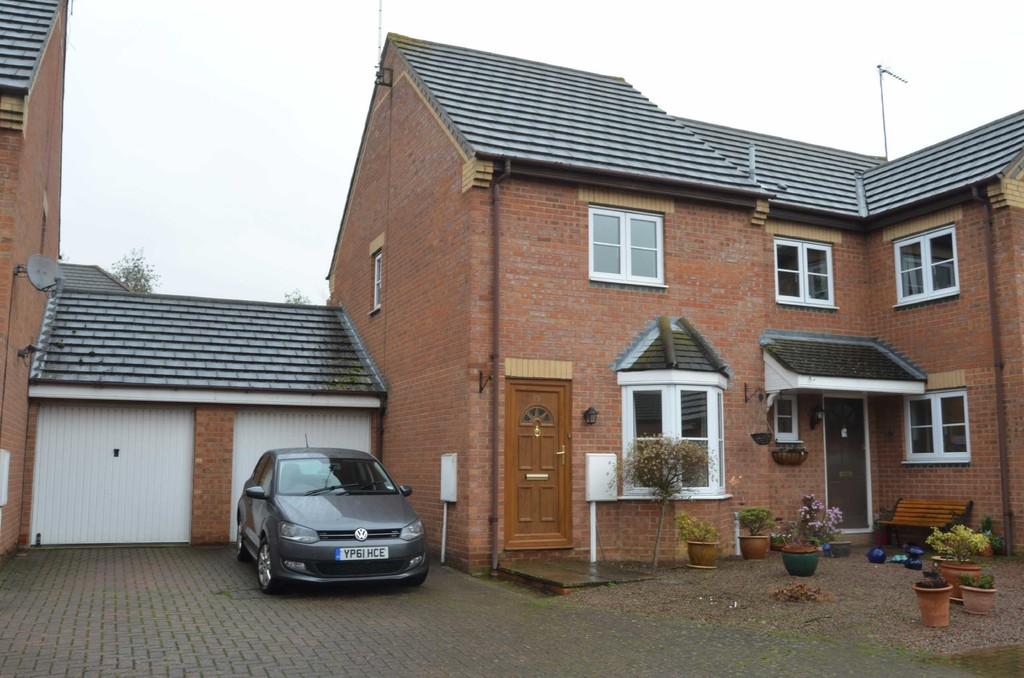 Hunt Close, Towcester 2 bed semidetached house £250,000