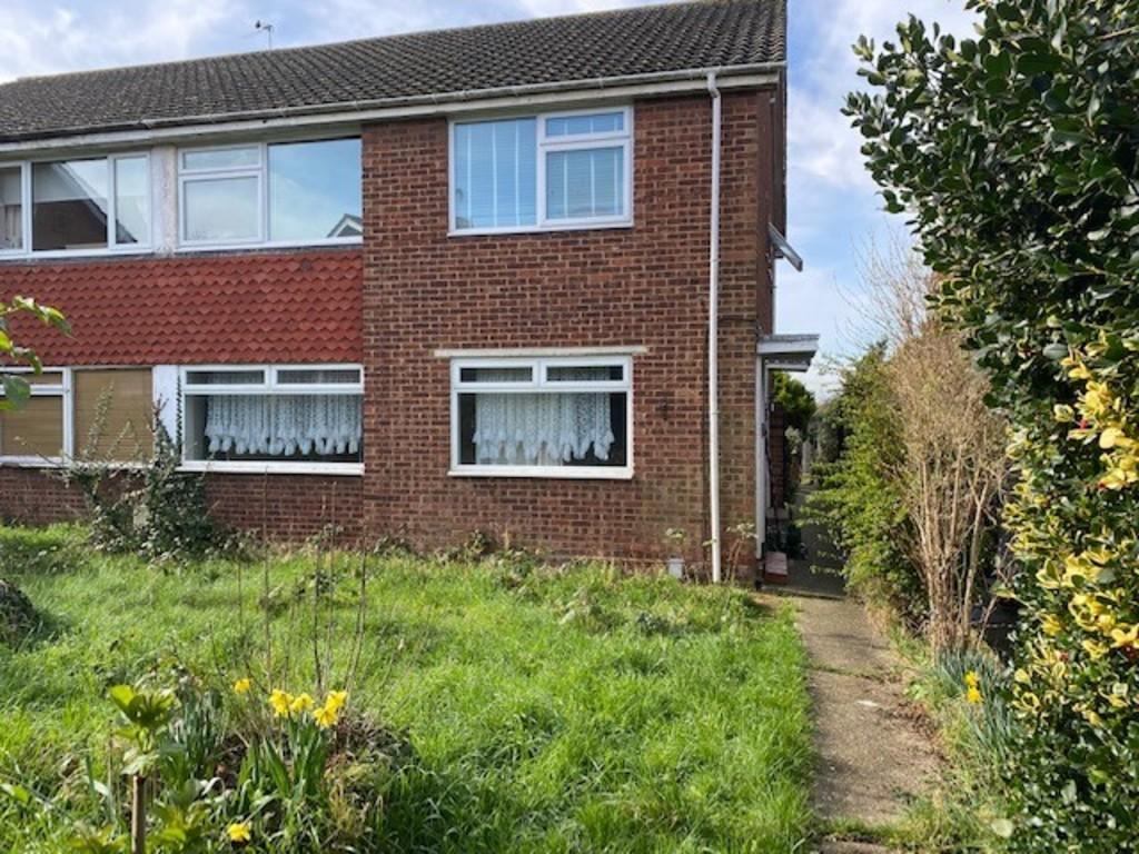 Roundhills, Waltham Abbey 2 bed ground floor £1,250 pcm (£