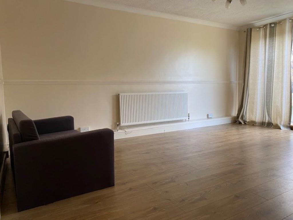 Roundhills, Waltham Abbey 2 bed ground floor £1,250 pcm (£