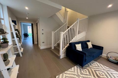 16a Park Road, Kingston Upon Thames, KT2 6BG