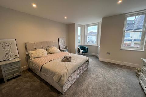 16a Park Road, Kingston Upon Thames, KT2 6BG