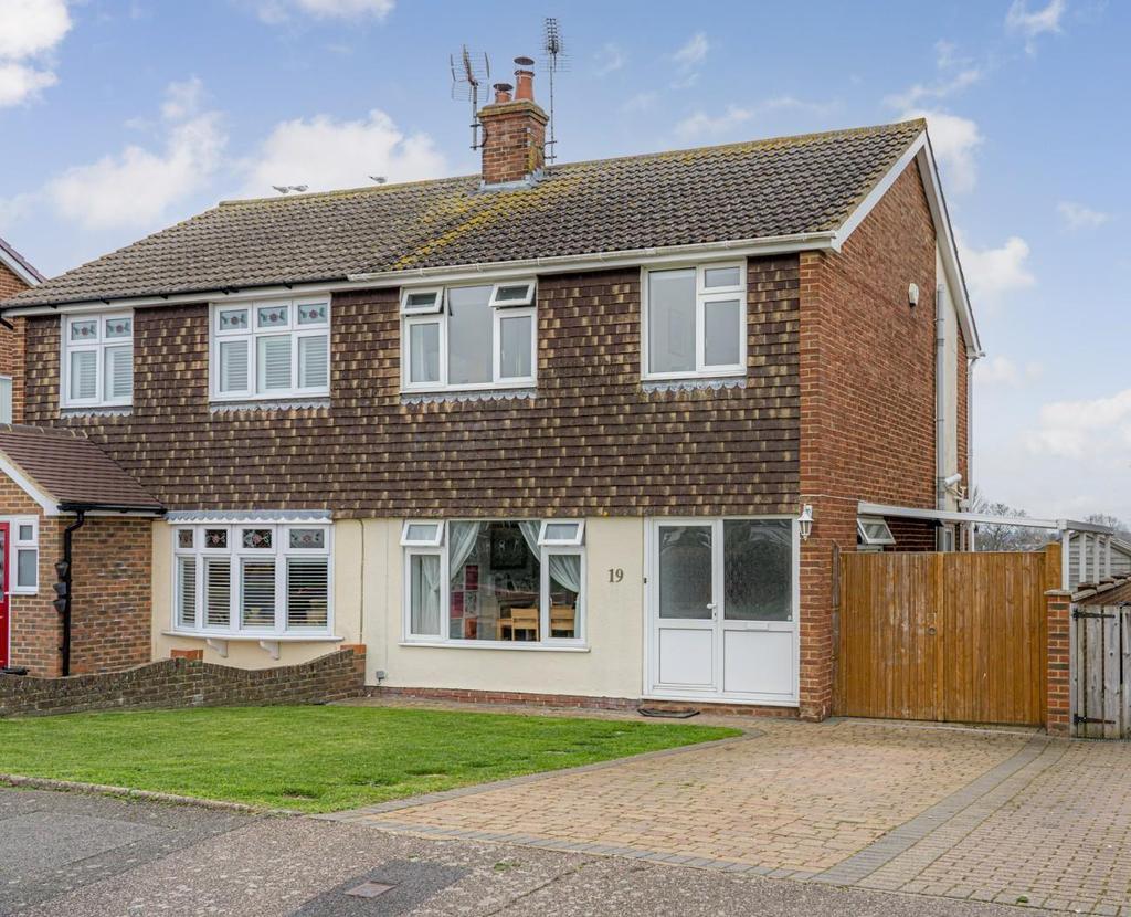 Alexander Drive, Faversham 3 bed semidetached house £425,000