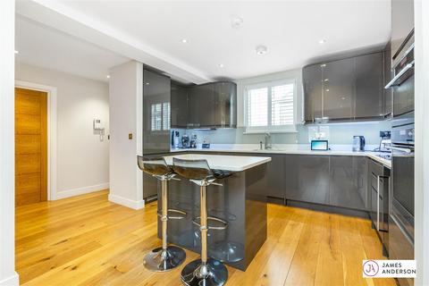 3 bedroom penthouse to rent, Upper Richmond Road West, East Sheen, SW14