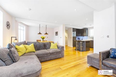 3 bedroom penthouse to rent, Upper Richmond Road West, East Sheen, SW14