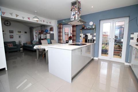 8 Blackcap Avenue, Yatton, Bristol, BS49 4FL