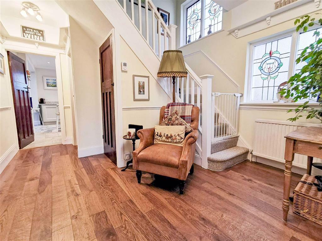 Highlands Boulevard, LeighOnSea, Essex 3 bed detached house £750,000