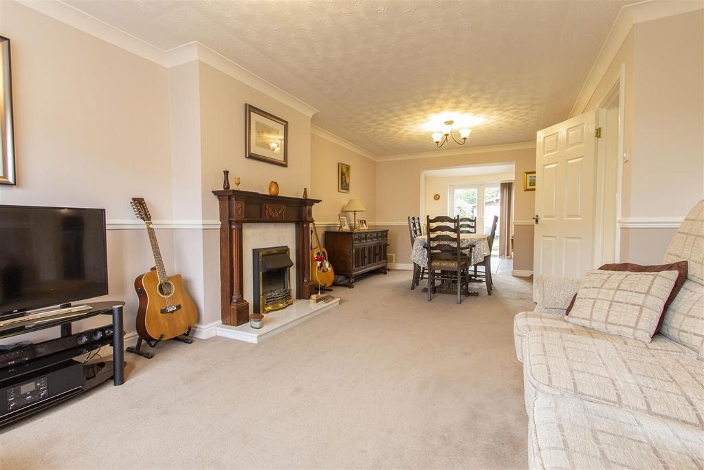 Rose Avenue, Calow, Chesterfield 3 bed semidetached house £225,000