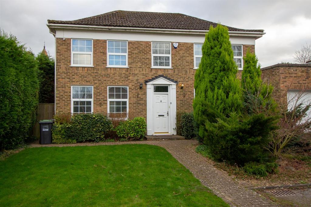Frankton Avenue, Haywards Heath 4 bed detached house £2,500 pcm (£577 pw)
