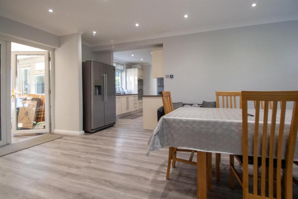 Frankton Avenue, Haywards Heath 4 bed detached house £2,500 pcm (£577 pw)