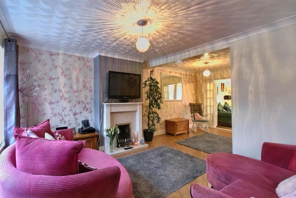 Mayfair Avenue, Maidstone 3 bed semidetached house £400,000
