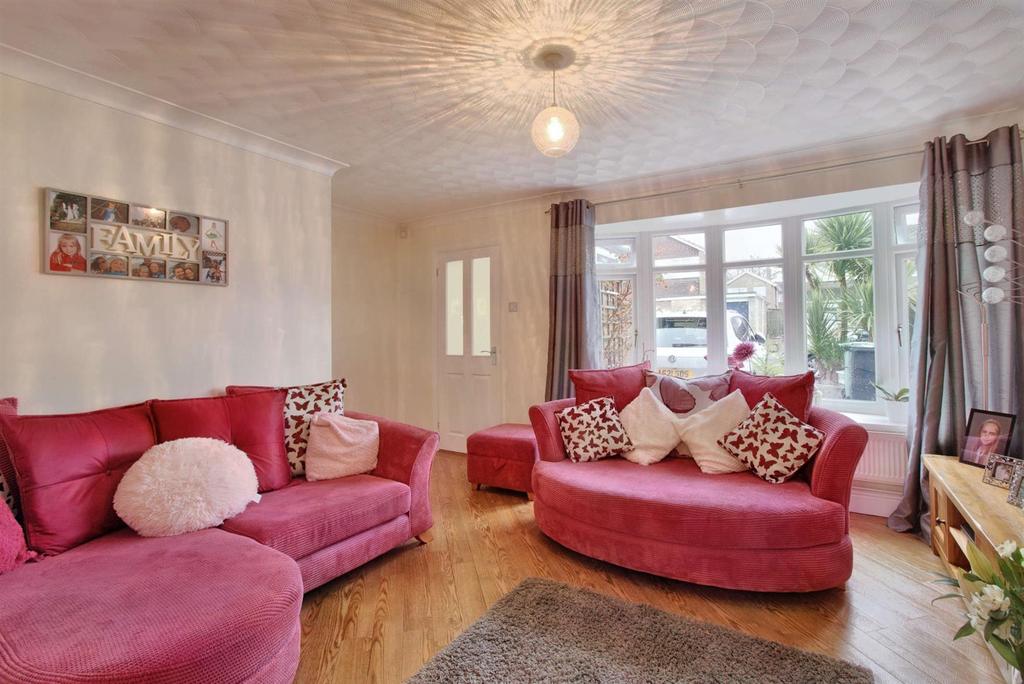 Mayfair Avenue, Maidstone 3 bed semidetached house £400,000