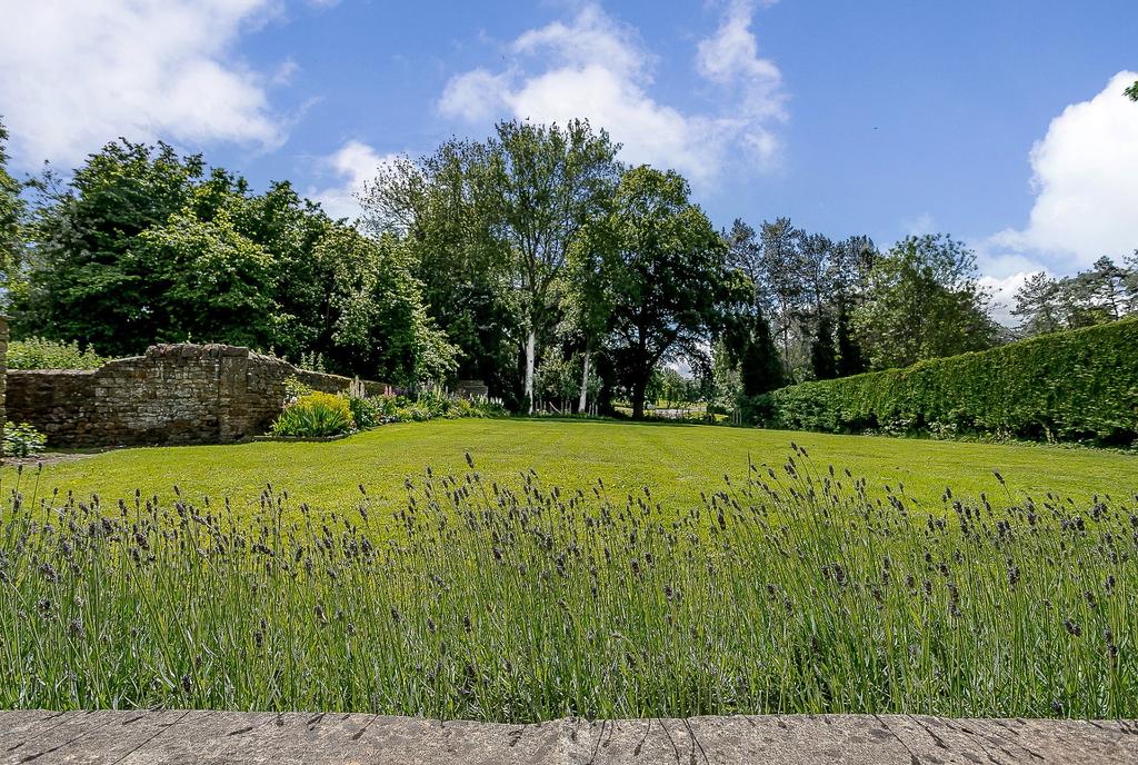 Banbury Road, Banbury... 4 bed detached house £1,100,000