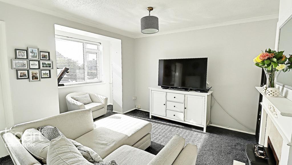 Parkmead, Loughton, Essex, IG10 2 bed semidetached house £425,000