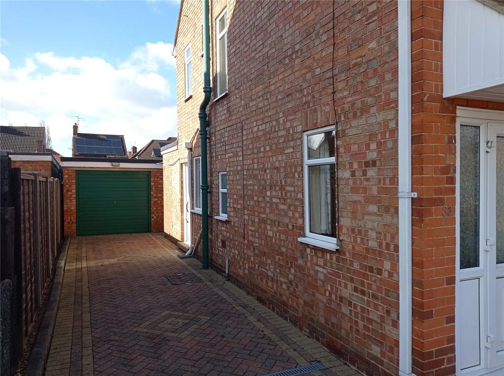 Lawn Avenue, Peterborough, Cambridgeshire, PE1 3 bed semidetached house £235,000