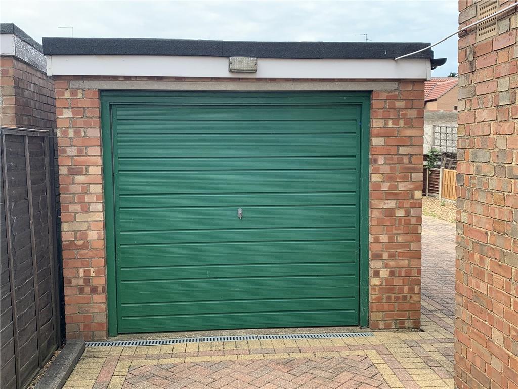 Lawn Avenue, Peterborough, Cambridgeshire, PE1 3 bed semidetached house £235,000