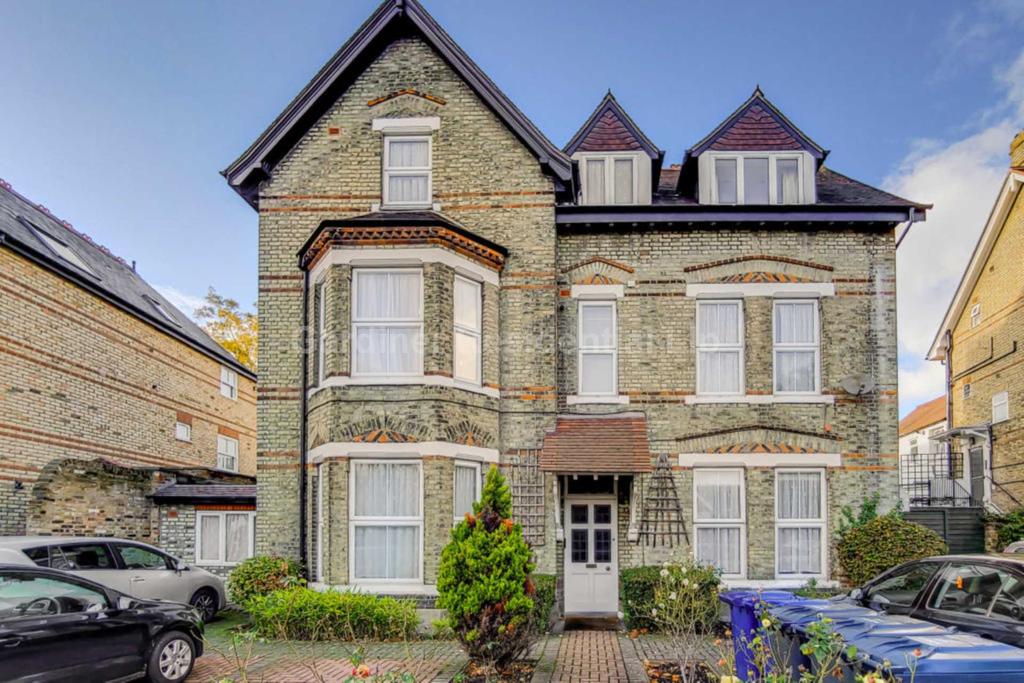 Warwick Road, Ealing 2 bed flat - £2,200 pcm (£508 pw)