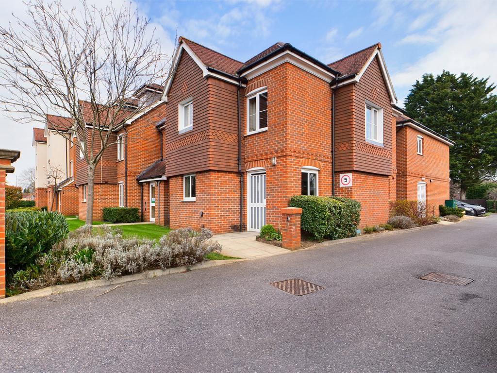Oyster Lane, Byfleet, West Byfleet, Surrey, KT14 1 bed apartment to