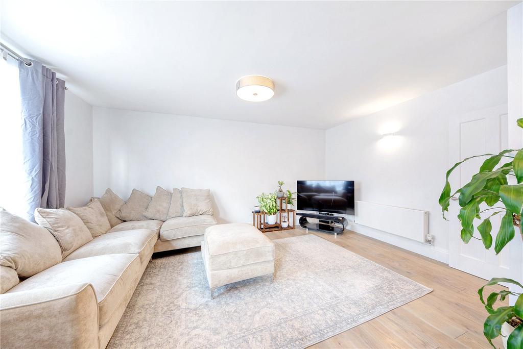 Rodwell Court, Hersham Road, WaltononThames, Surrey, KT12 2 bed
