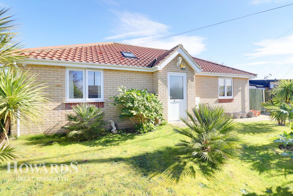 The Glebe, Hemsby 3 bed detached bungalow £270,000