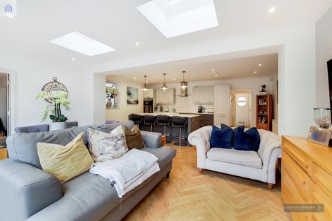 120 The Vale, London, N14 6AY