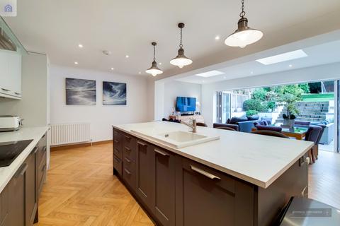120 The Vale, London, N14 6AY