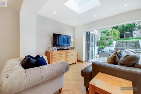 120 The Vale, London, N14 6AY
