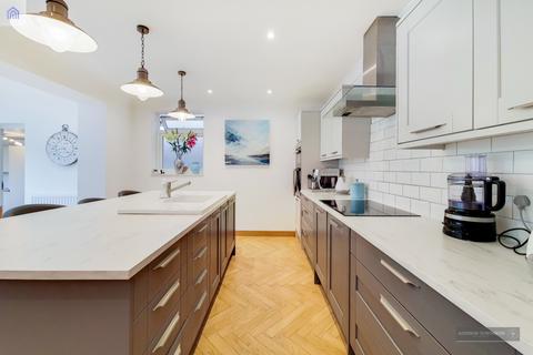 120 The Vale, London, N14 6AY