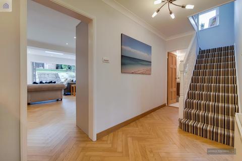 120 The Vale, London, N14 6AY