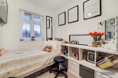 120 The Vale, London, N14 6AY
