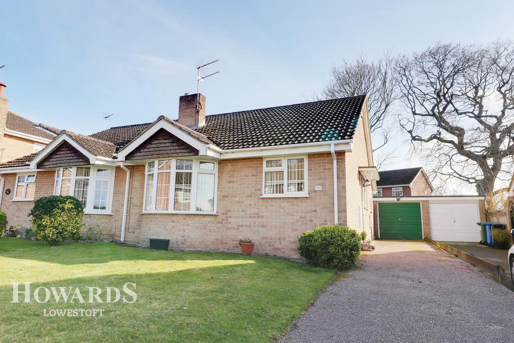 Stubbs Wood, Lowestoft 2 bed semidetached bungalow £240,000