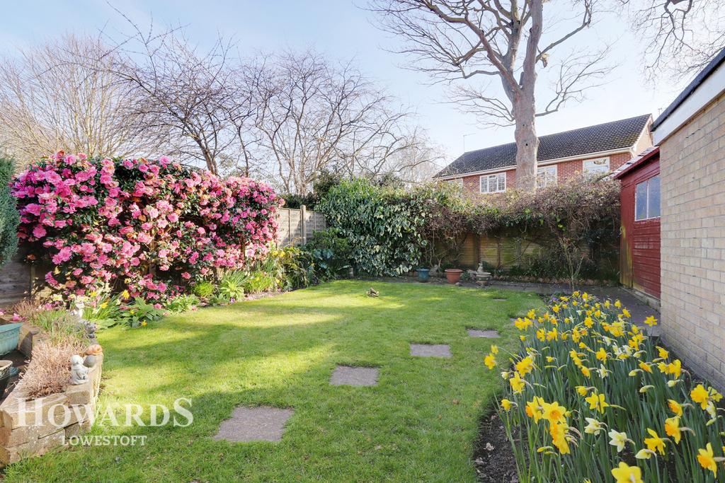 Stubbs Wood, Lowestoft 2 bed semidetached bungalow £240,000