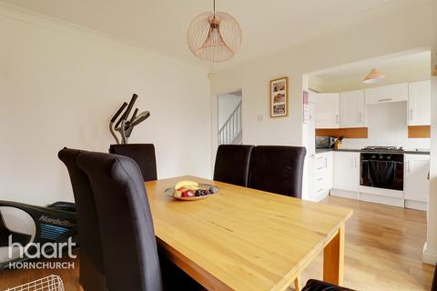 28a Dorian Road, Hornchurch, RM12 4AN