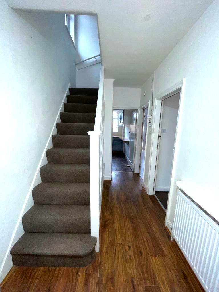 Edward Avenue, Leicester LE3 3 bed semidetached house £850 pcm (£196 pw)