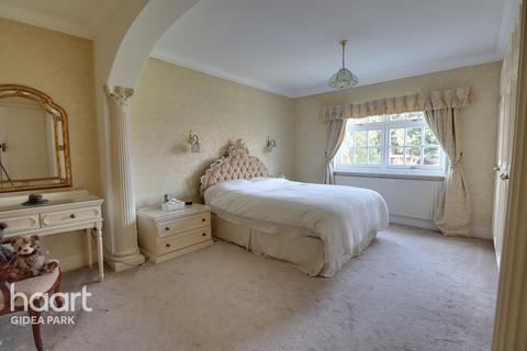 18 Brook Road, Romford, RM2 5QT