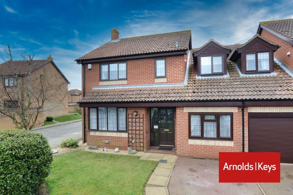 Howard Way, Aylsham 4 bed link detached house £350,000