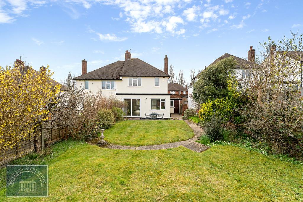 Roundmead Avenue, Loughton 3 bed semidetached house £2,000 pcm (£462 pw)