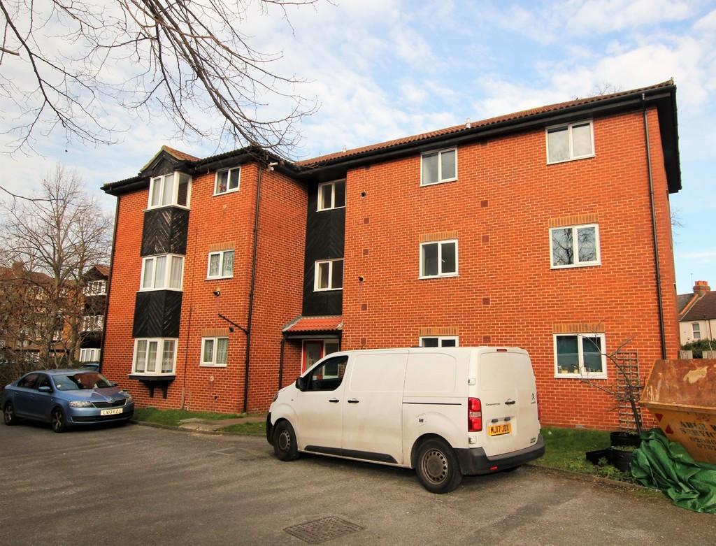 Kingsleigh Place, Mitcham 2 bed ground floor flat £1,250 pcm (£288 pw)
