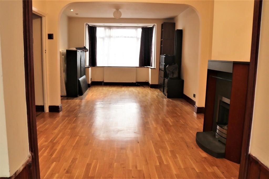 Garrick Road,Greenford, UB6 9HU 3 bed terraced house £2,100 pcm (£485 pw)