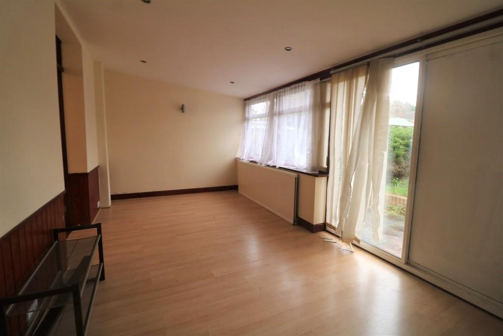 Garrick Road,Greenford, UB6 9HU 3 bed terraced house £2,100 pcm (£485 pw)